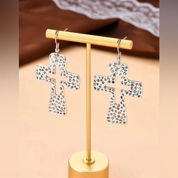 🤩 Hammered Hollow Silver Cross Earrings NWT - Picture 2 of 5